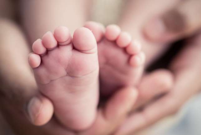 Un copil de şase luni ar fi murit ca urmare a faptului că a fost zgâlţâit în exces