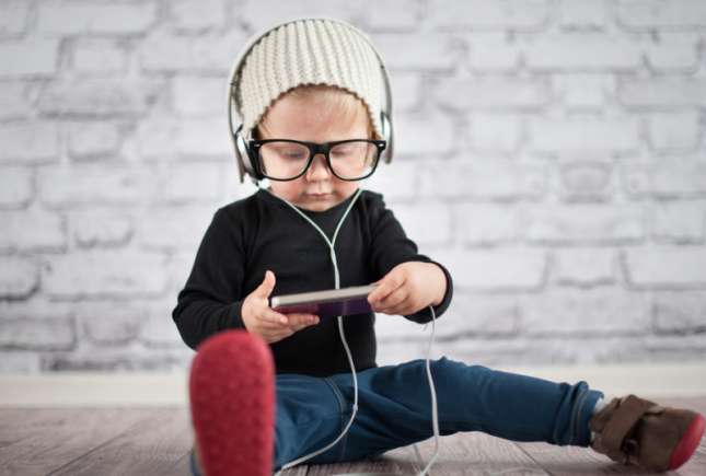 Telefon pe post de bonă. Ce riști când îți lași copilul în fața ecranelor minute în șir