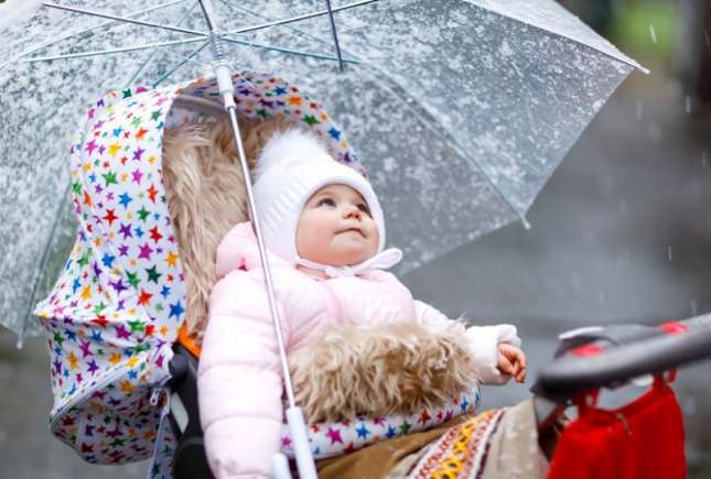 Ploaia și bebelușul. Mituri și adevăruri despre ieșirile pe timp ploios, cu bebele