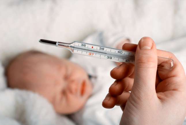 Când devine febra periculoasă pentru copilul tău: Ce trebuie să știi despre leziunile cerebrale și supraîncălzire