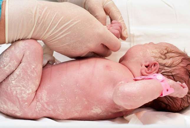 Vernix caseosa: Ce este și cum protejează bebelușul în primele zile de viață
