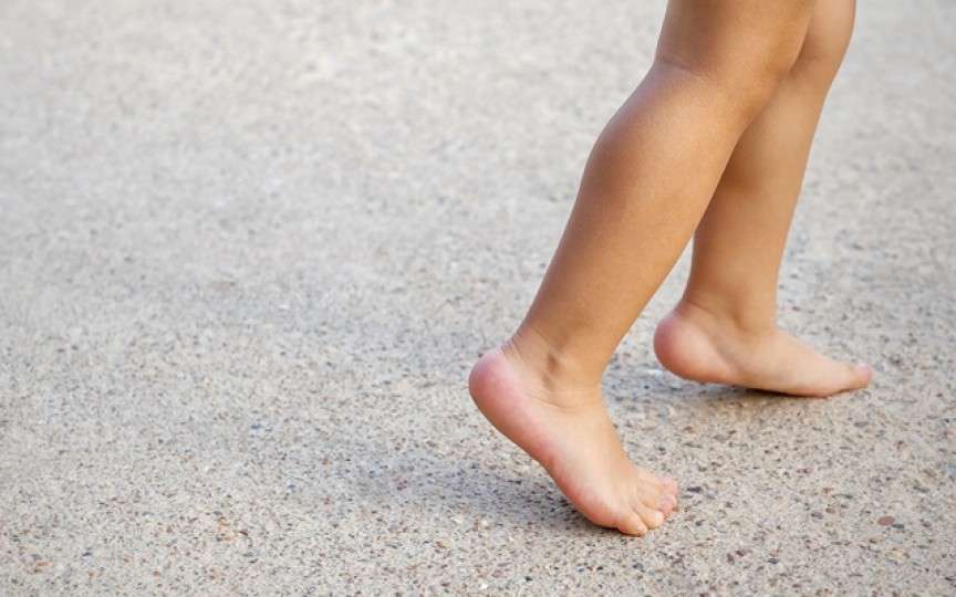 Medicul pediatru explică dacă mersul pe vârfuri la copilul mic este sau nu normal