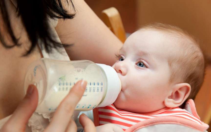 Medic pediatru despre laptele de vacă în alimentația copilului: Este bogat în grăsimi nesănătoase și poate produce constipație