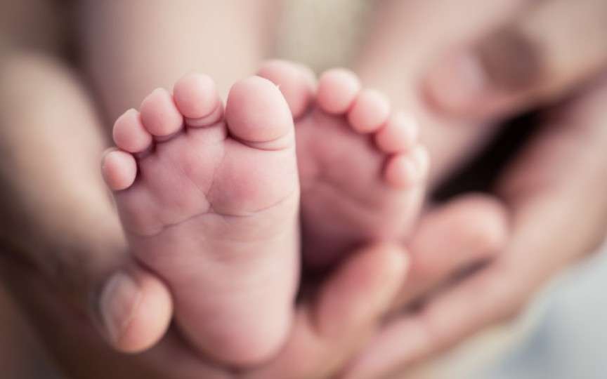 Un copil de şase luni ar fi murit ca urmare a faptului că a fost zgâlţâit în exces