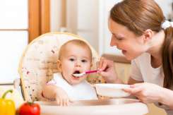 5 mituri legate de alimentația bebelușului, demontate de medici