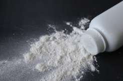 Atenție la pudra de talc pe care o folosiți la bebeluș! Johnson & Johnson retrage 30.000 de flacoane