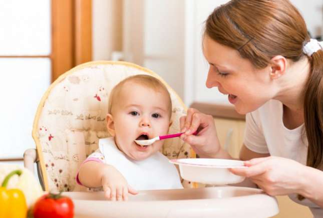 5 mituri legate de alimentația bebelușului, demontate de medici