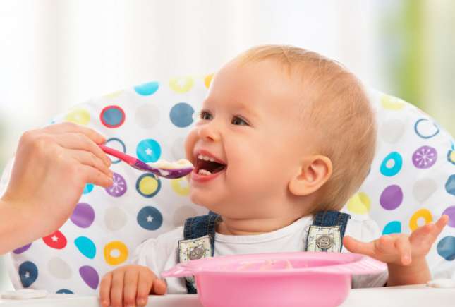 Cum să introduci corect alimentele solide în dieta bebelușului