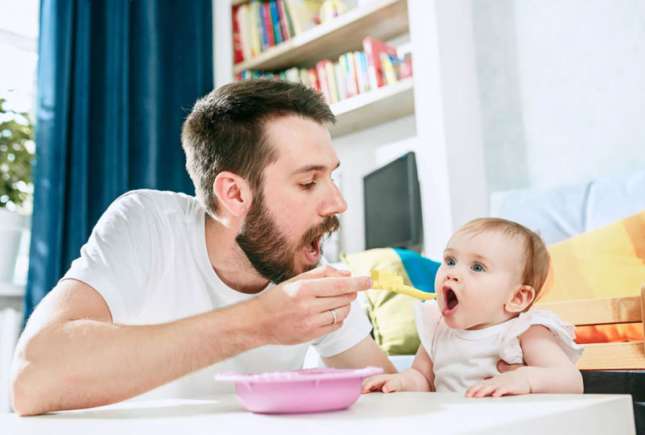 10 alimente interzise bebelușului sub 1 an și greșelile frecvente ale părinților