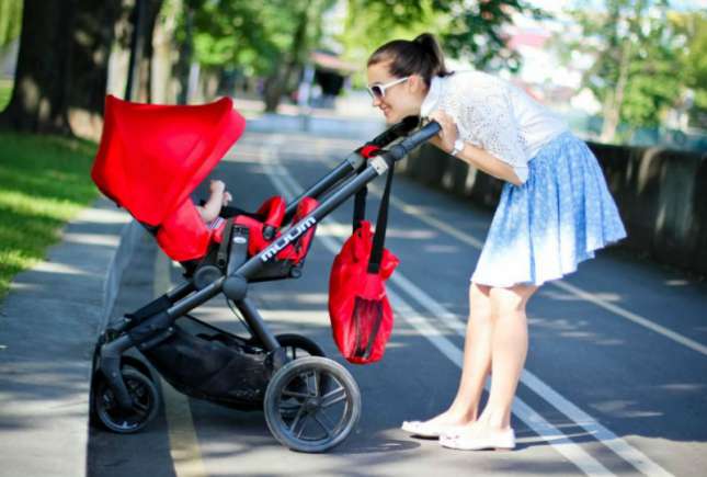 Când ieșiți cu copilul la plimbare pe caniculă nu faceți această greșeală