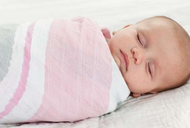 Neonatolog Victoria Sisoev: Înfășatul nu are nici un avantaj!