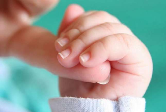 Nu le mai „tăiați” bebelușilor unghiile cu dinții!