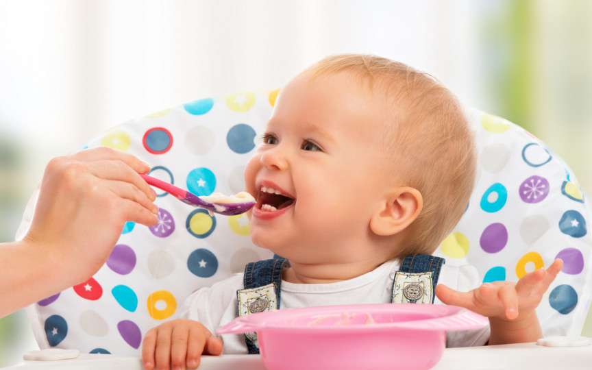 Cum să introduci corect alimentele solide în dieta bebelușului