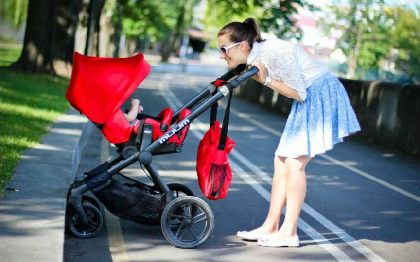 Când ieșiți cu copilul la plimbare pe caniculă nu faceți această greșeală