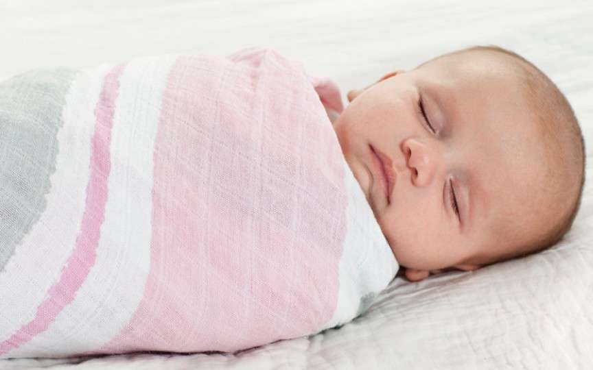 Neonatolog Victoria Sisoev: Înfășatul nu are nici un avantaj!