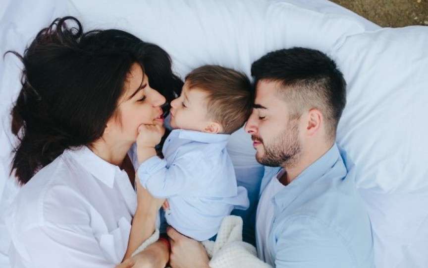 Studiu: În primul an de viață al copilului, părinți pierd 44 de zile de somn