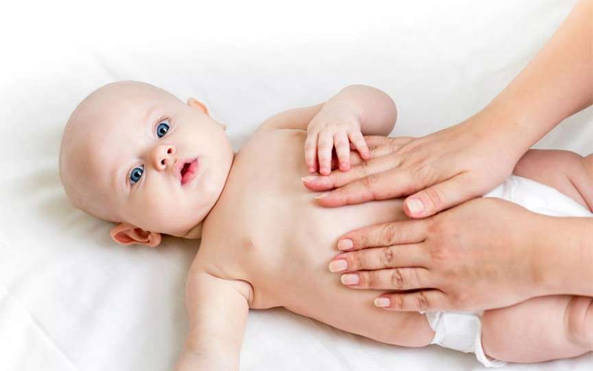 5 metode la îndemâna tuturor părinților pentru a calma colicile bebelușului