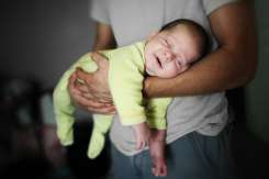 Cât timp îl ții în brațe pe bebe?
