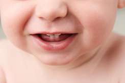 Medic pediatru despre erupția dentară la bebeluși și sfaturi pentru părinți
