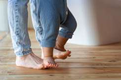 Este mersul precoce periculos pentru copii? Vârsta normală la care bebelușii încep să meargă