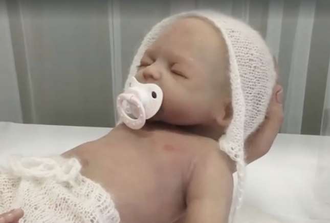 A fost inventat bebelușul-robot, care te ajută să te pregătești de maternitate