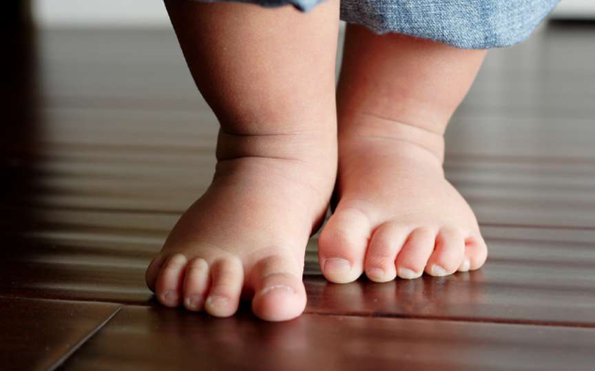 Despre primii pași ai copilului: cum îl puteți ajuta și care sunt măsurile de siguranță