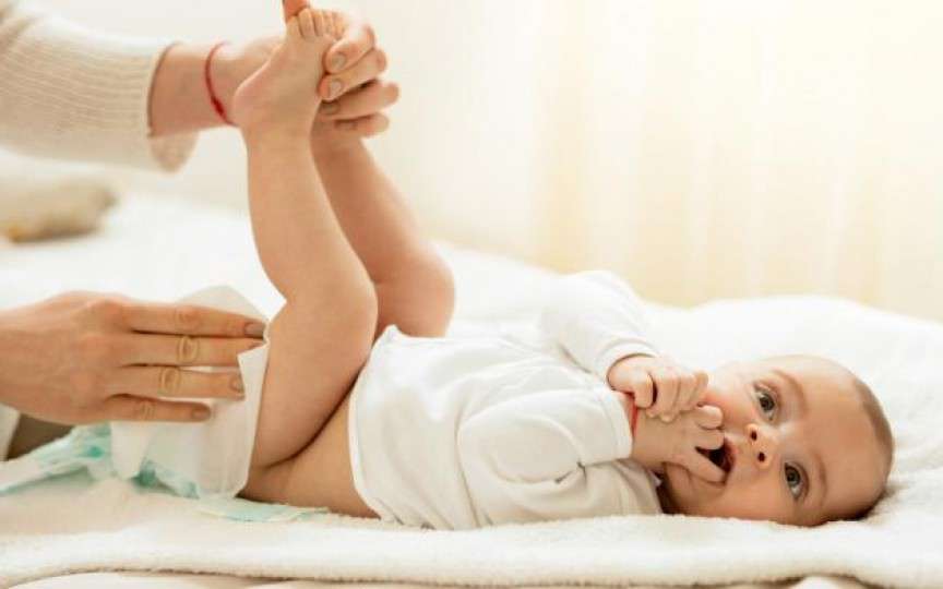 Părerea pediatrului: Până la ce vârstă este indicat să poarte scutece copilul?