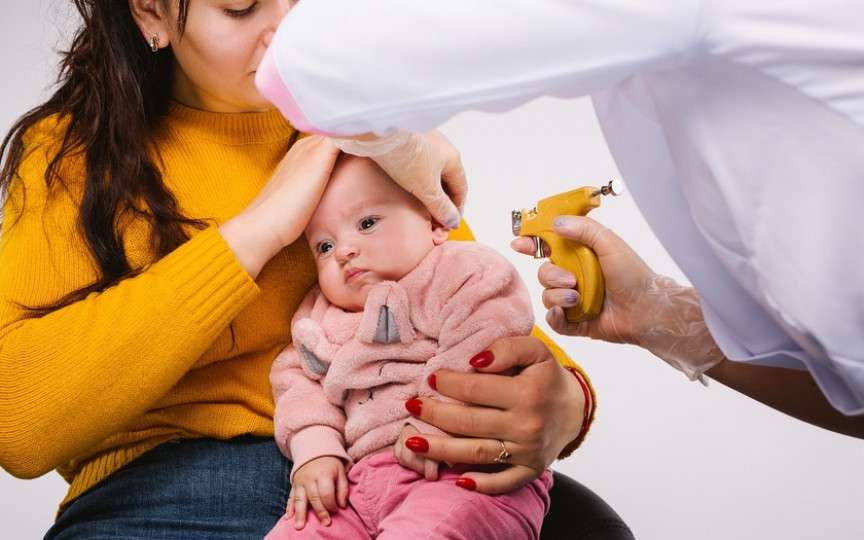 Când îi putem pune cercei bebelușului? Pediatrul ne răspunde