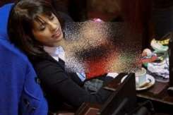 Şi-a alăptat copilul în Parlament