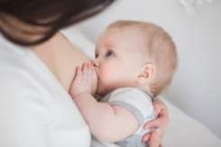Nu aveţi suficient lapte matern? Specialistul în lactaţie vă poate ajuta