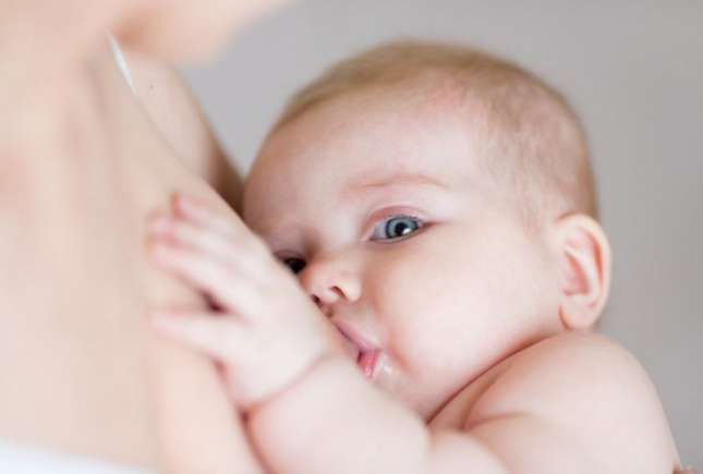 9 semne care indică faptul că bebelușul nu primește suficient lapte matern
