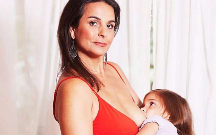 Are 52 de ani şi încă îşi alăptează fiica de 6 ani