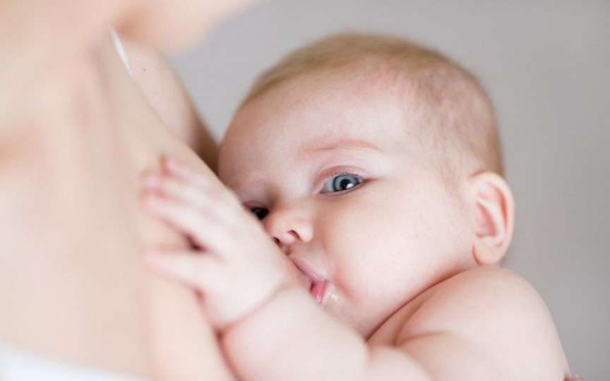 9 semne care indică faptul că bebelușul nu primește suficient lapte matern