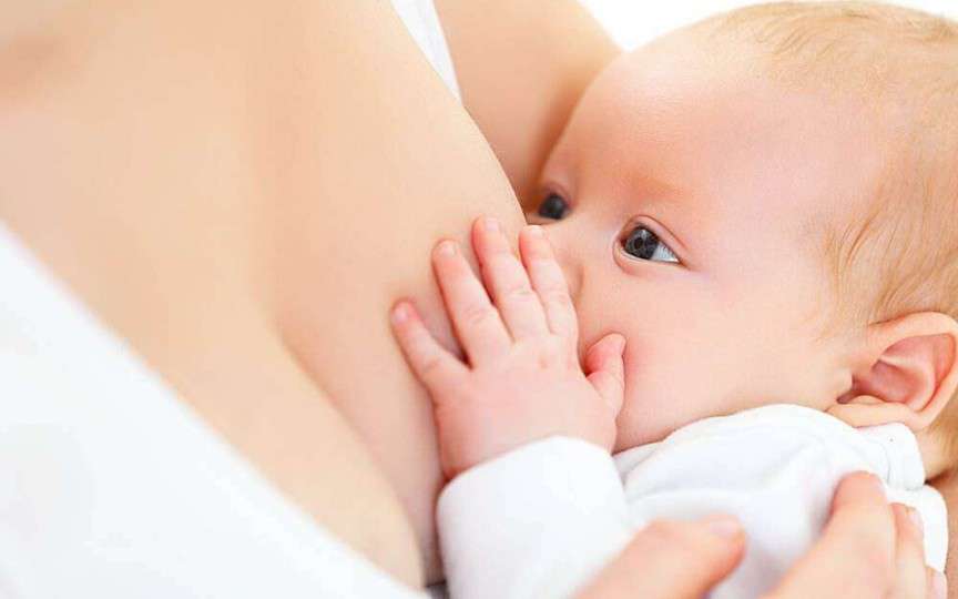 Specialist: Alăptarea scade riscul de a dezvolta cancer de sân şi ovarian