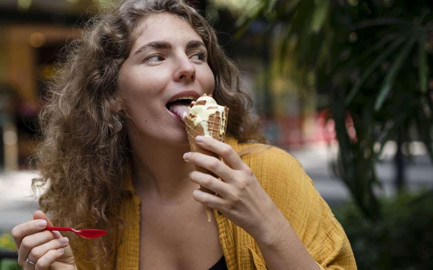 Este sigur să consumi înghețată în timpul alăptării? Sfaturi utile pentru mamele care alăptează