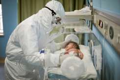 O poveste îngrozitoare de naștere în pandemie: Am născut în garderoba spitalului și i-am apucat eu căpșorul, așteptând să-și pună medicii combinezoanele anti-Covid