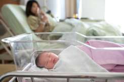 Urmează să vizitezi un nou-născut, la spital? 8 reguli de care ar trebui să ții cont