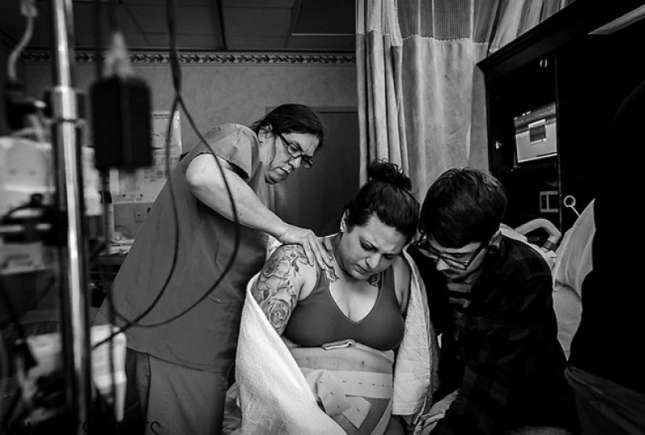 Imagini emoționante cu asistentele medicale care ajută femeile la naștere