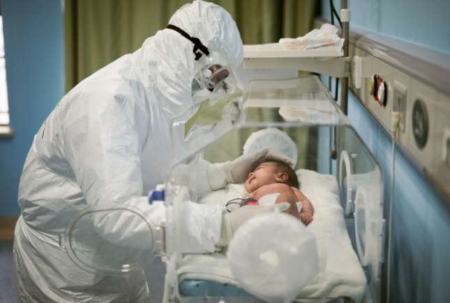 O poveste îngrozitoare de naștere în pandemie: Am născut în garderoba spitalului și i-am apucat eu căpșorul, așteptând să-și pună medicii combinezoanele anti-Covid