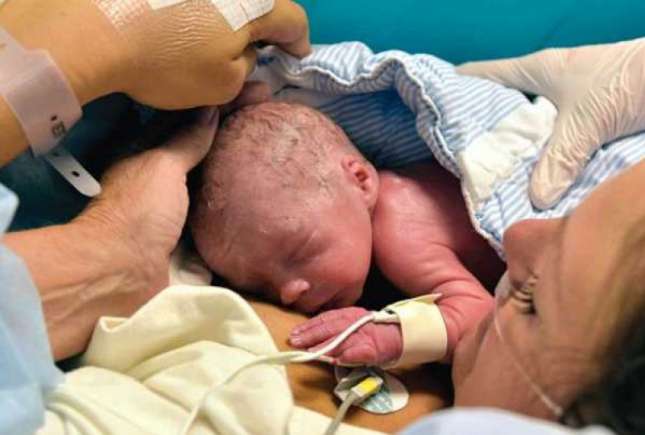 Naștere în pandemie: Când am sunat medicul, mi-a spus că a ieșit la pensie