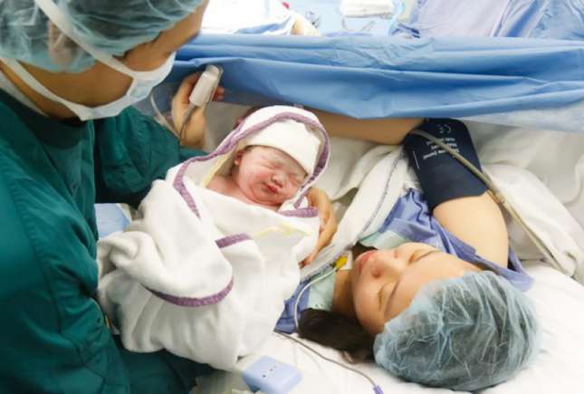 Povestea unei nașteri: Medicul de gardă s-a urcat cu ambele coate pe burta mea și a împins