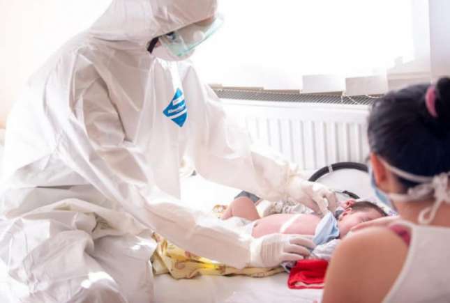 O mamă cu COVID-19 care doar ce născuse, a fost transferată în mijlocul nopții la un alt spital, fără copilul nou-născut