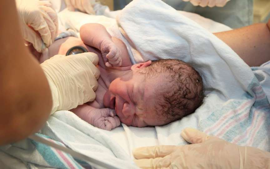 Nașterea naturală a unui bebeluș mai mare de 5 kg e posibilă și o zic mămicile de la noi