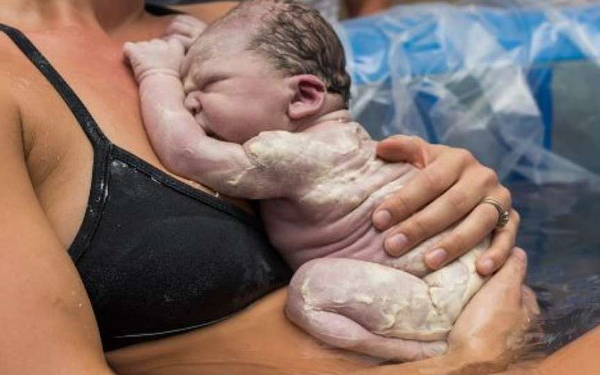 Stop! Nu spălați nou-născutul imediat, căci vernixul are beneficii incredibile pentru copil