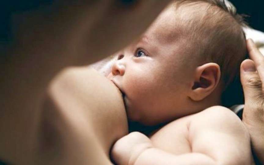 Povestea unei nașteri: Asistentele veneau la 3 ore cu lapte praf, dar nu întrebau dacă ai nevoie de ajutor să alăptezi