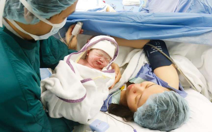 Povestea unei nașteri: Medicul de gardă s-a urcat cu ambele coate pe burta mea și a împins