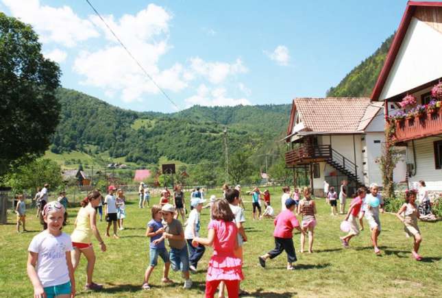 Peste 600 de elevi de la noi se pot odihni gratuit în taberele din România