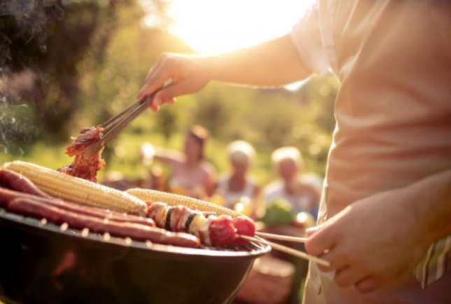 Cât timp poți lăsa mâncarea afară când ieși la picnic sau la grătar