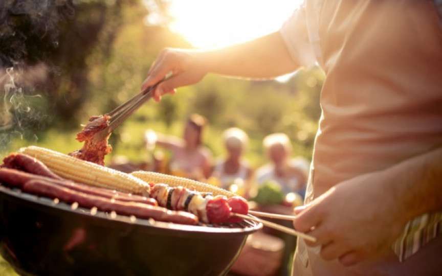Cât timp poți lăsa mâncarea afară când ieși la picnic sau la grătar
