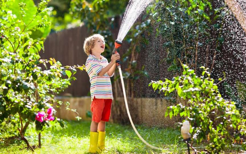 Aventuri de vară în curtea ta: 14 jocuri super distractive pentru copii!
